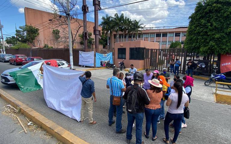 Trabajadores protestan congreso de chilpancingo