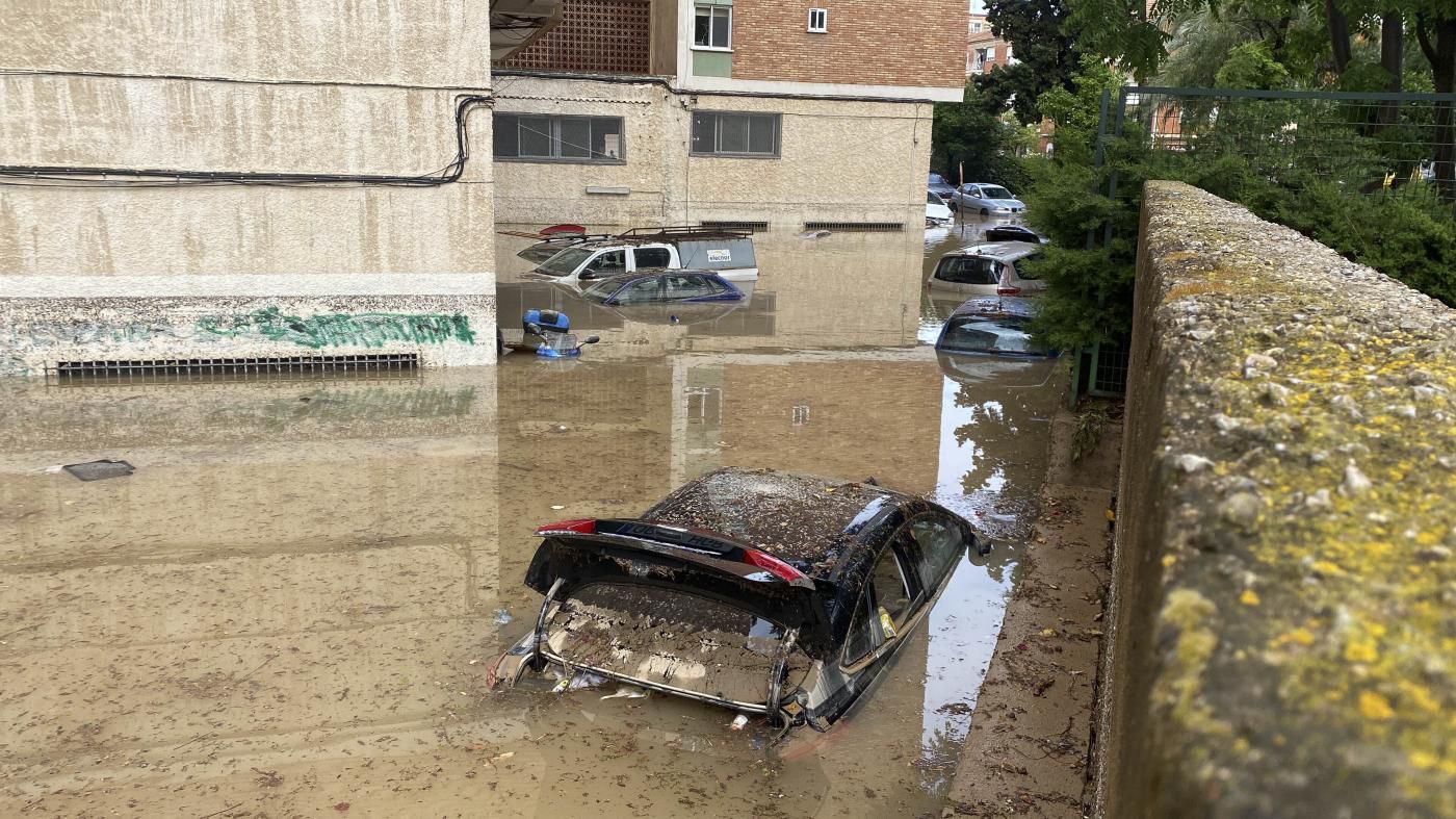 inundaciones en españa deja autos bajo el agua