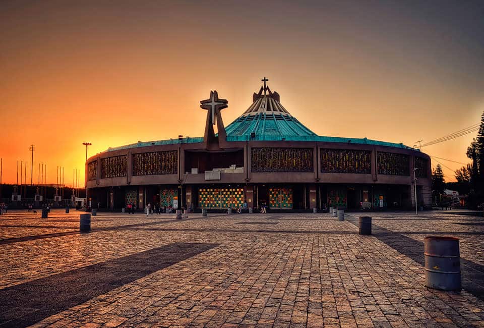 El atardecer en la Basílica de la Virgen de Guadalupe