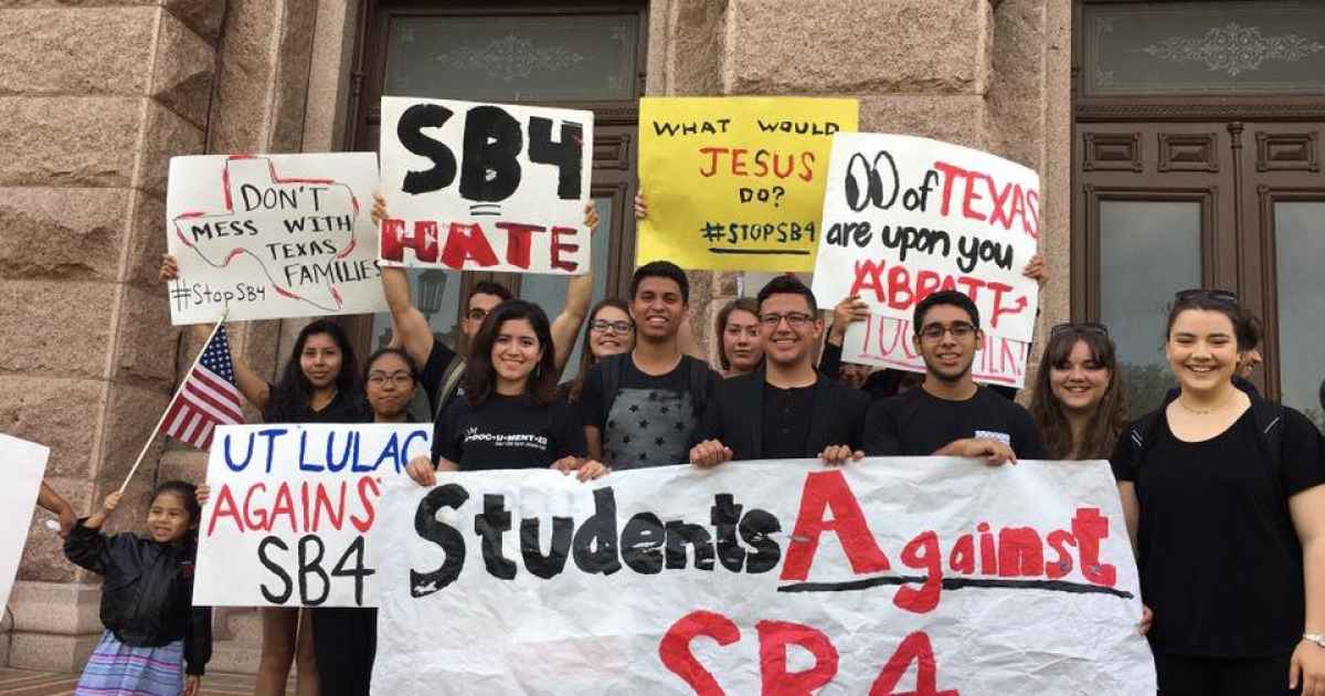estudiantes protestando en contra de la ley sb4