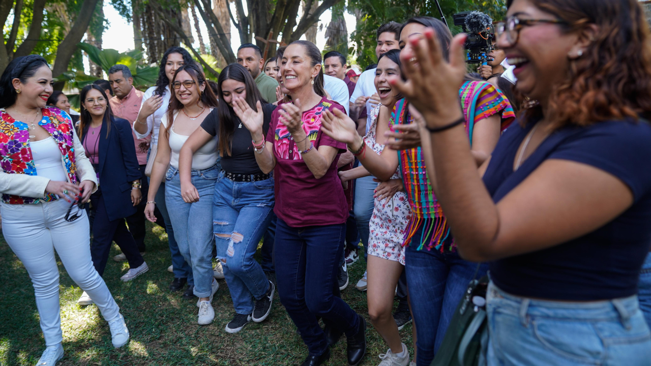 claudia sheinbaum entre simpatizantes y militantes de morena