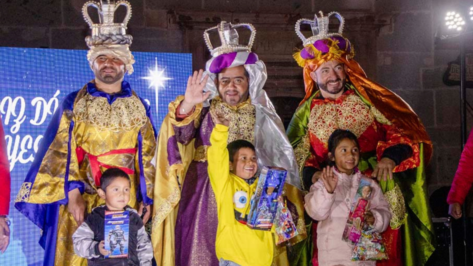 niños celebrando con los reyes magos