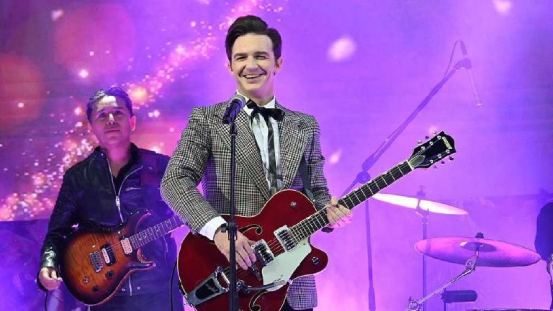 drake bell cantando en venga la alegria