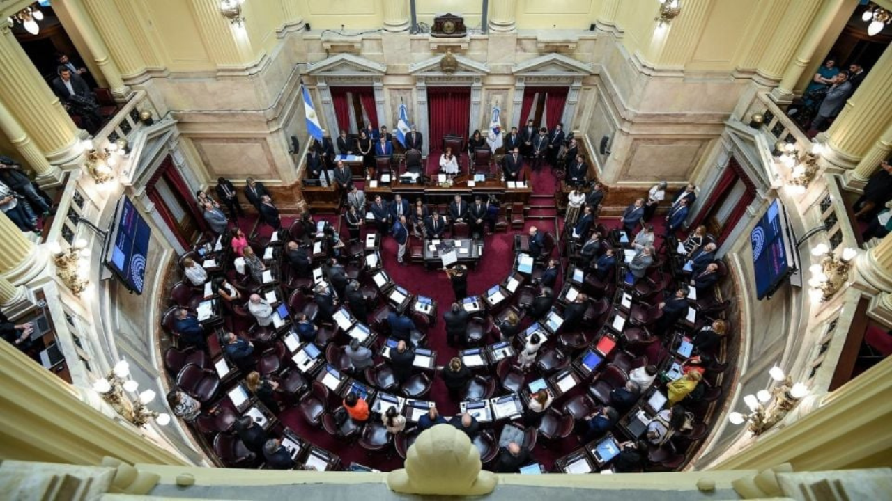 En plena crisis económica, senadores argentinos se aumentan el salario
