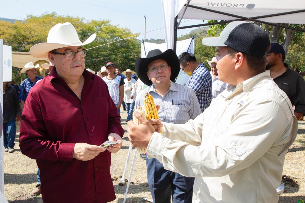 Ofrece el "Güero" Mercado descuentos a agrícolas de la región sur