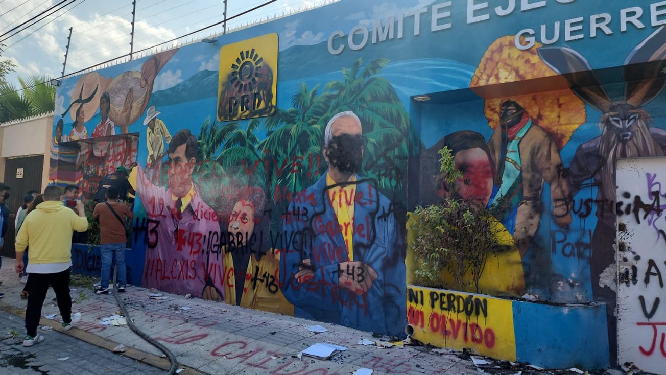 Estudiantes causan destrozos en oficinas del PRD en Guerrero