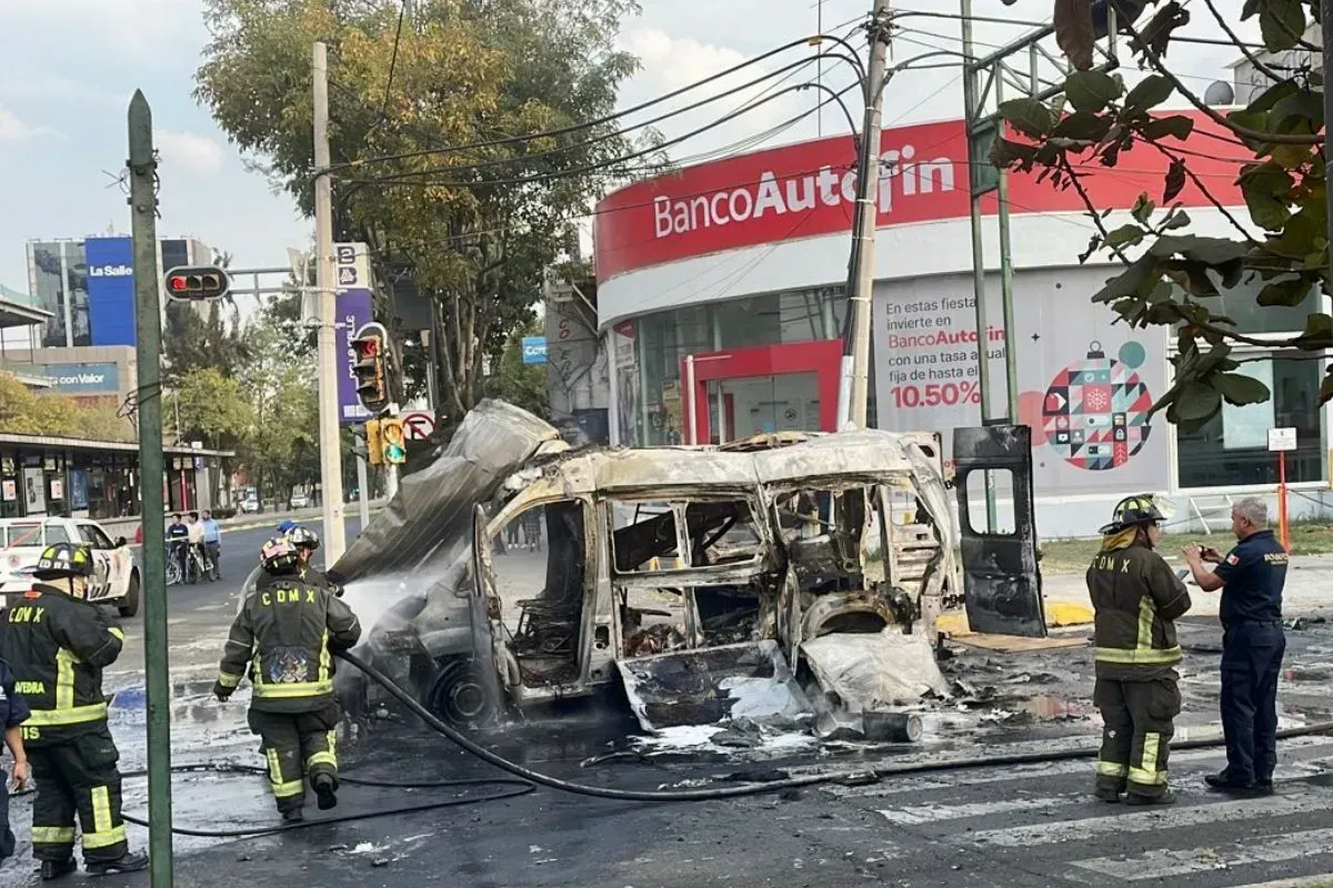 Se incendia ambulancia en la Alcaldía Miguel Hidalgo