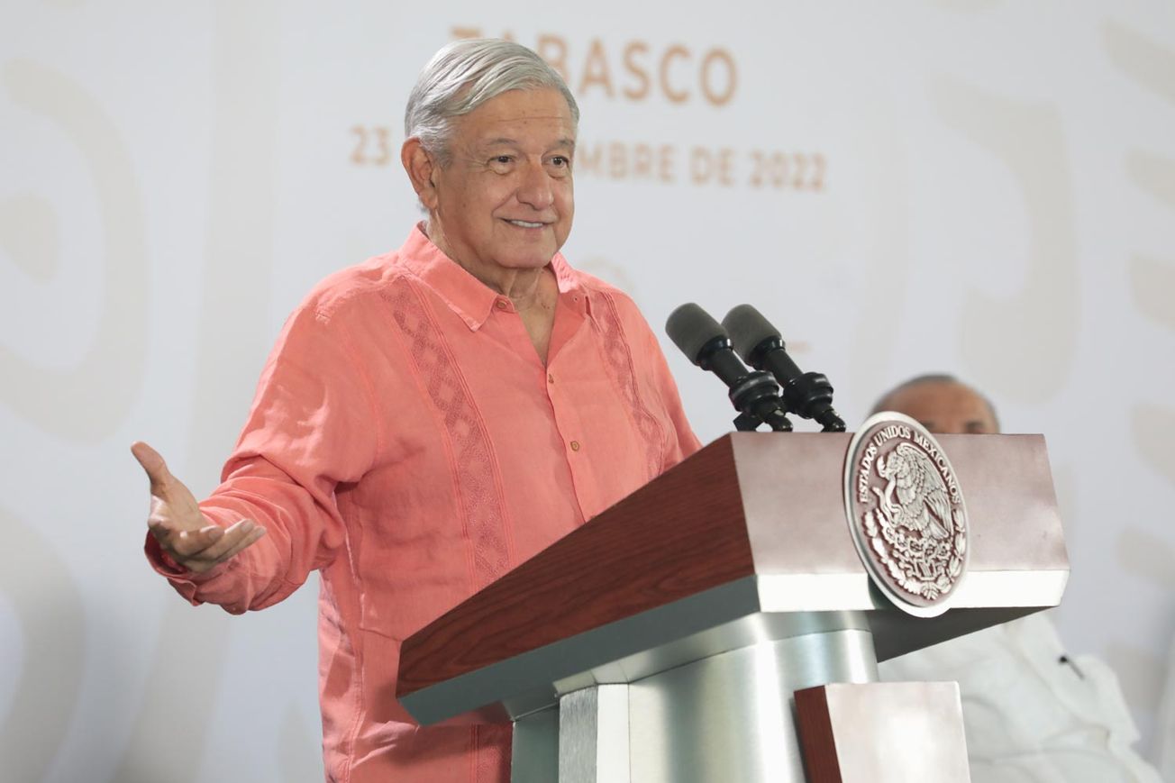 Minimiza AMLO presunto plagio de tesis de ministra Yasmín Esquivel