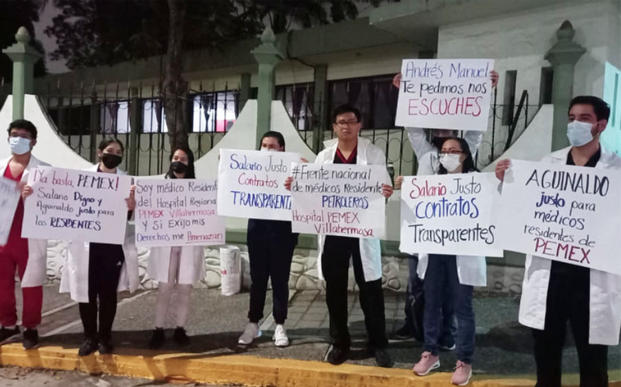 Protestan médicos de PEMEX previo a "la Mañanera" en Tabasco