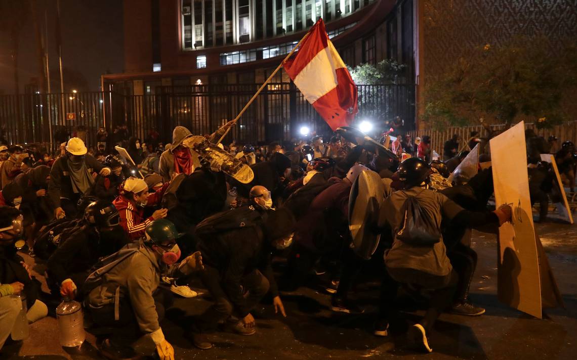 Protestas en Perú dejan dos manifestantes sin vida