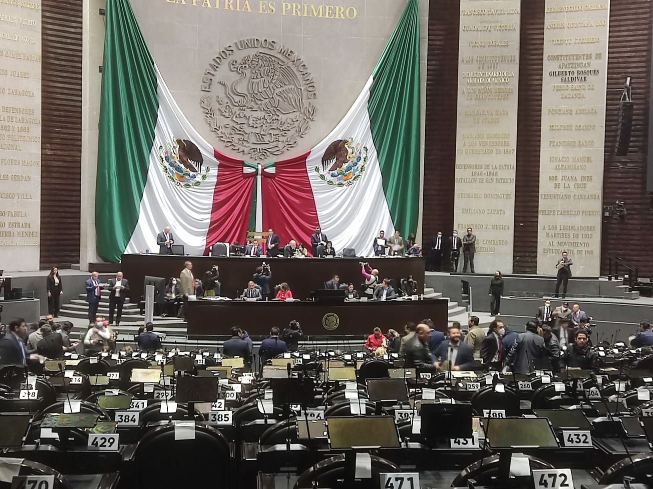 Regala Comisión Permanente del Congreso de la Unión reelección a AMLO