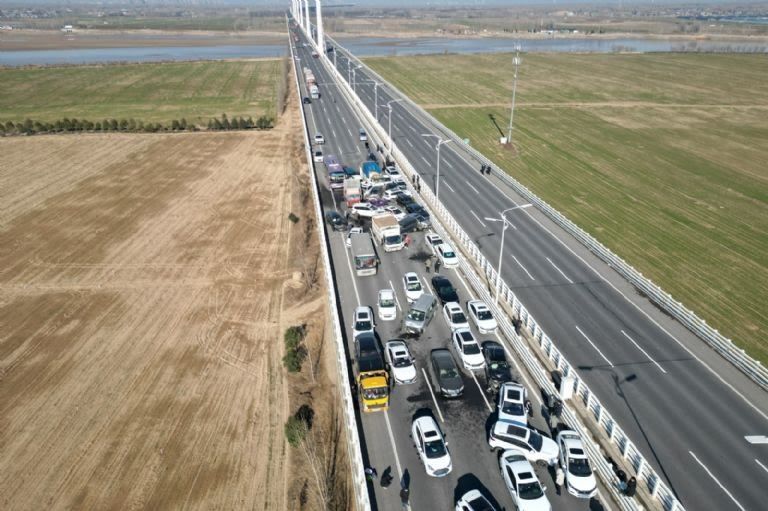Carambola en China por niebla; más de 200 autos involucrados