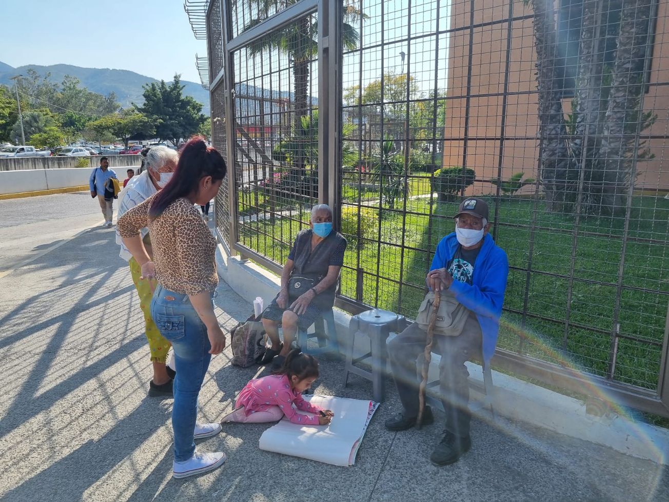 Familiares de policía estatal exigen pago en pensión y seguro de vida