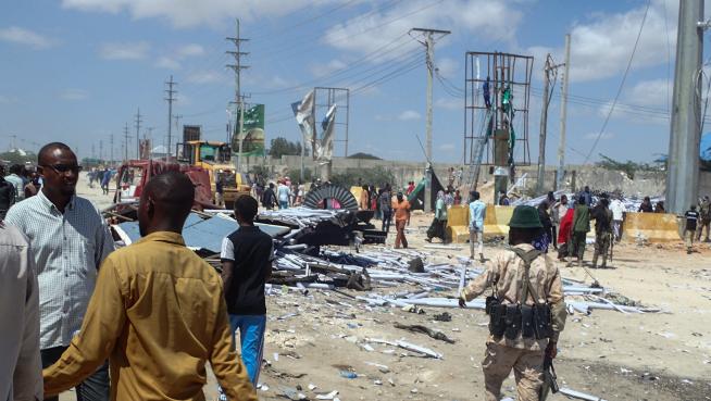 Realizan dos atentados simultáneos con coches bomba en Somalia