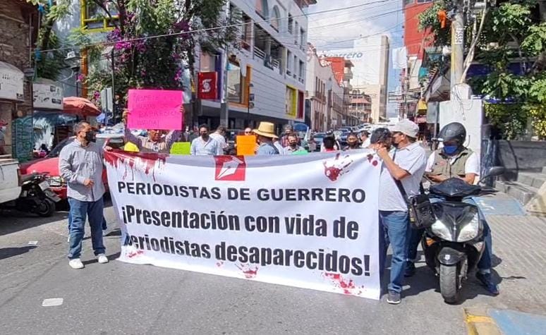 Con marcha silenciosa exigen presentación con vida de tres comunicadores de Tierra Caliente