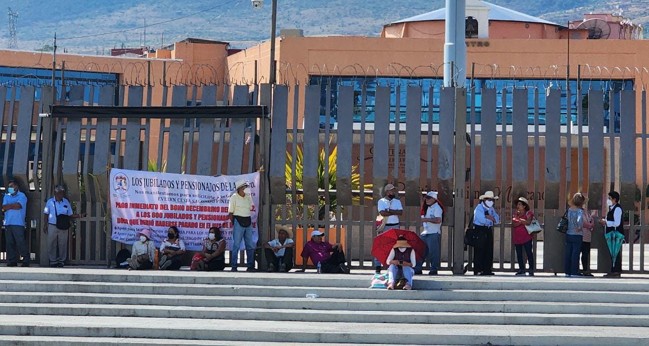 Jubilados y pensionados de la UAGRO bloquean accesos del Palacio de Gobierno