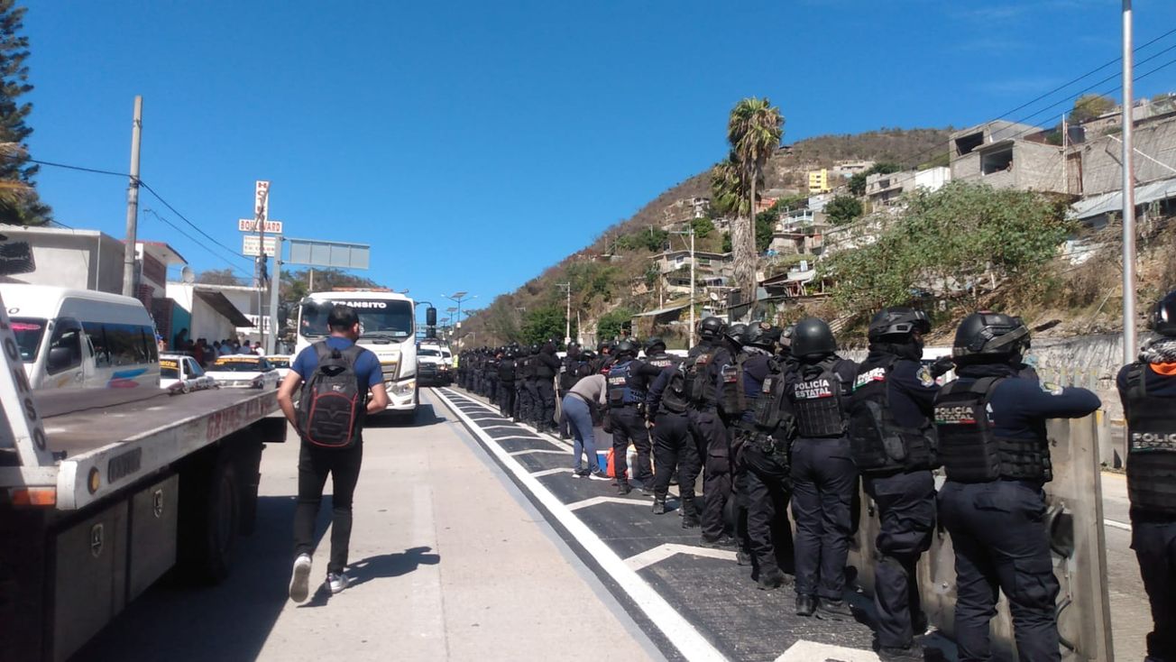Transportistas bloquean Apaxtla, Iguala y Chilpancingo tras detención de policías ciudadanos