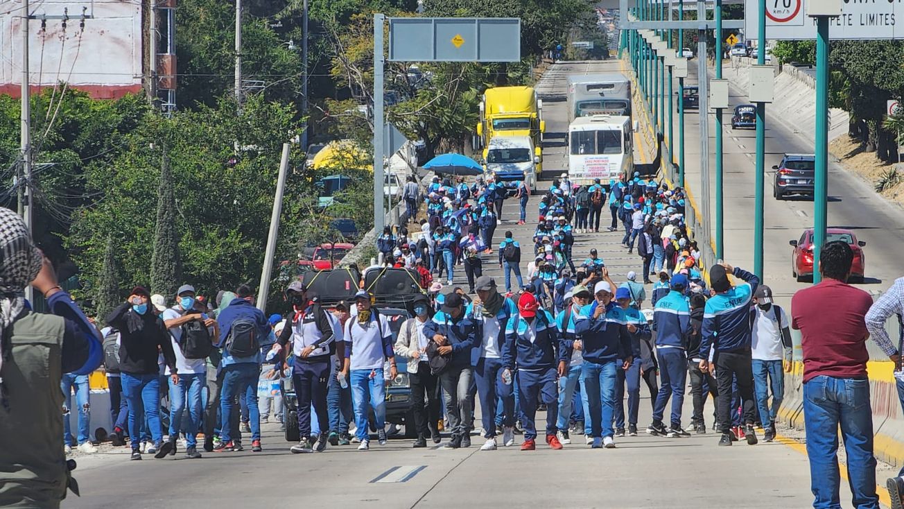 Por falta de acuerdos normalistas de la ENUF cierran Autopista del Sol