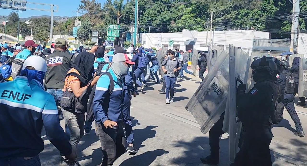 Estudiantes reportan 15 lesionados durante el desalojo de la Autopista del Sol, en Guerrero