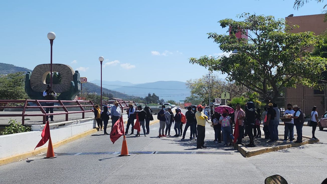 Se manifiestan profesores del CETEG en Palacio de Gobierno de Chilpancingo