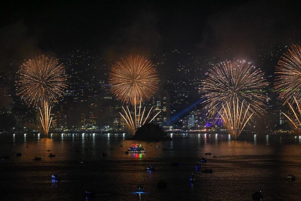 Se luce Acapulco con el espectáculo de pirotécnia