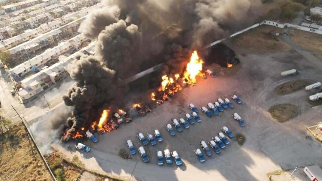 Se queman 16 pipas en incendio en Nuevo León