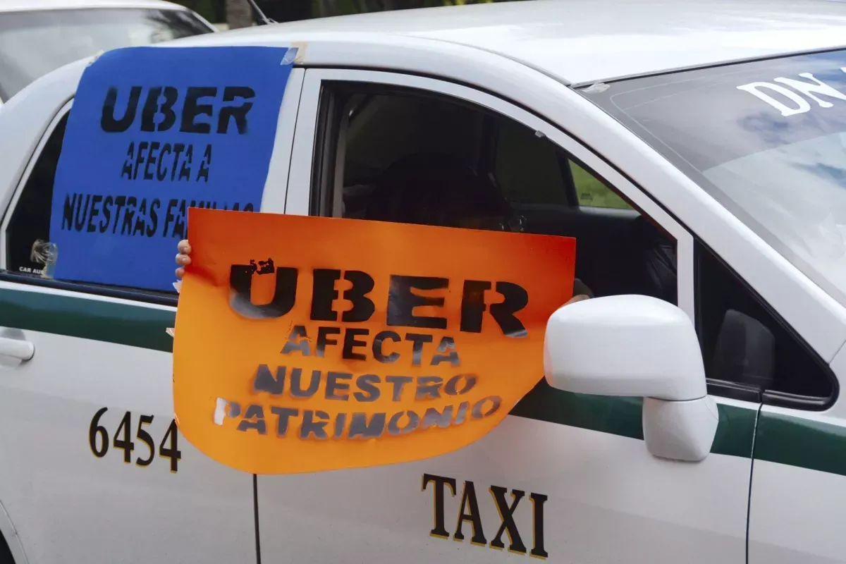 Mafia de taxistas controla el transporte en Cancún