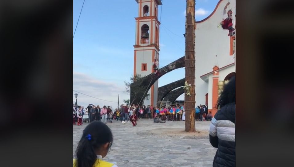 Volador de Papantla embiste a un espectador