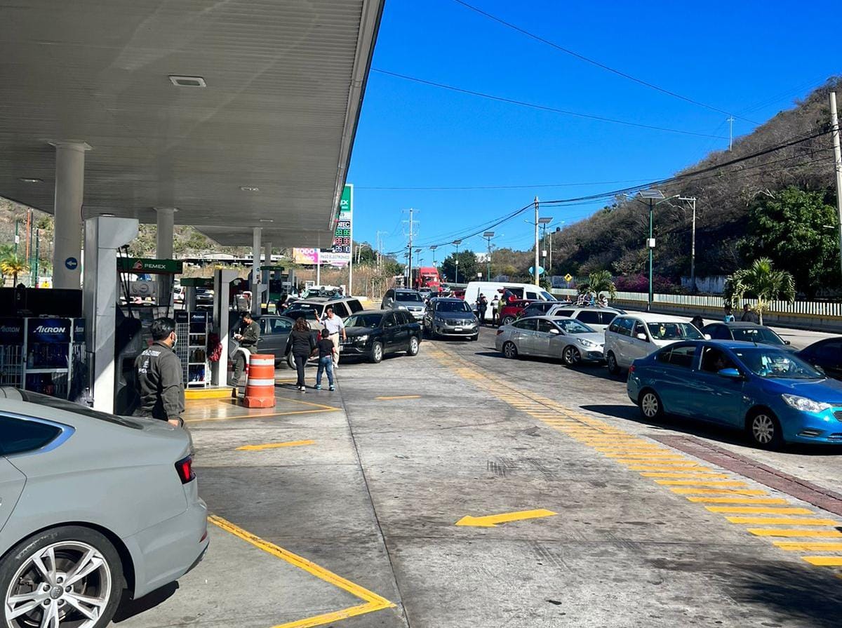 Familia es despojada de su camioneta en la Autopista del Sol