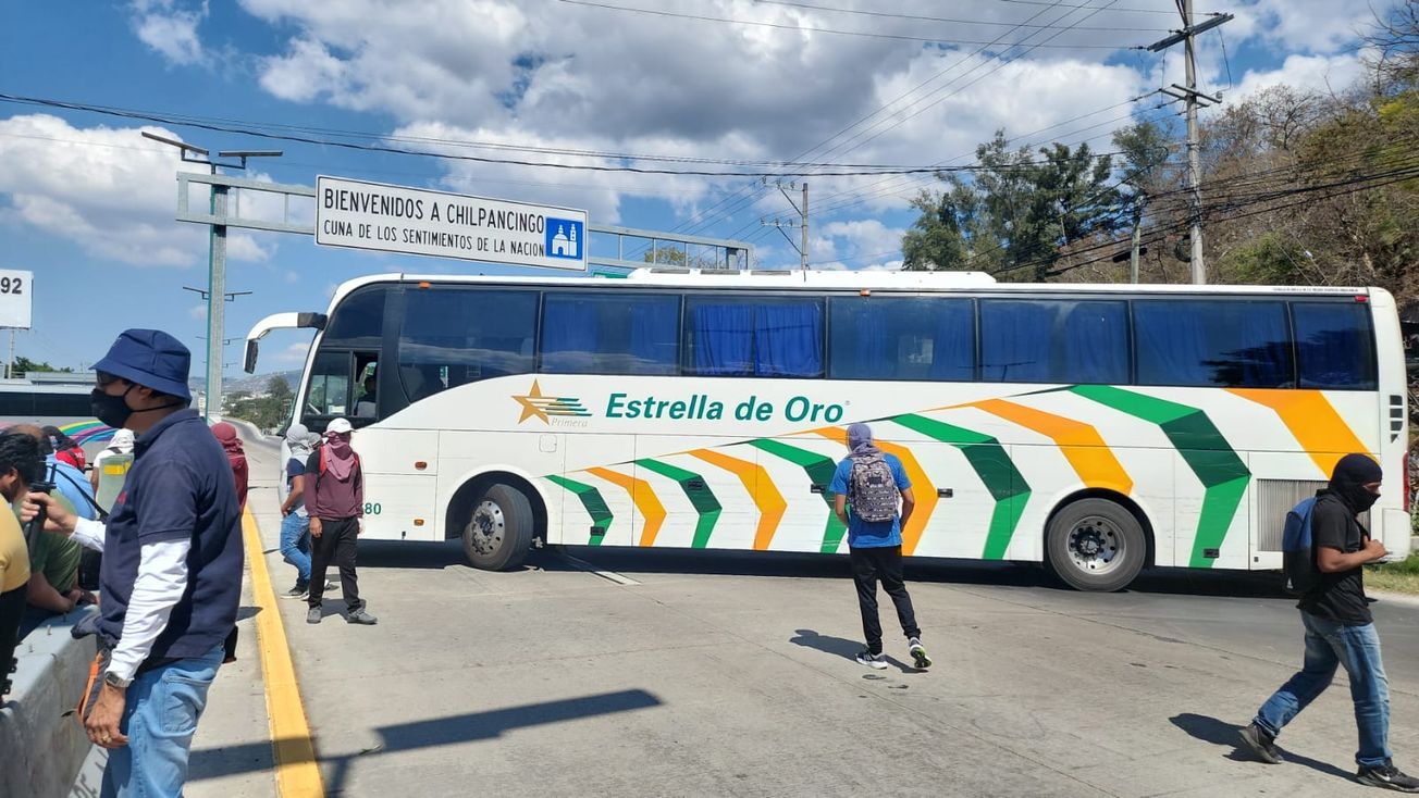 Con bloqueo intermitente normalistas piden se haga segunda etapa de obras en su escuela