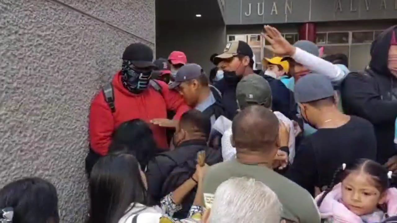 Con empujones ciudadanos  quitan a normalistas de protesta en edificio de Finanzas