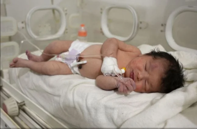 Vida bajo los escombros; Nace una niña en medio de la tragedia en Turquía.