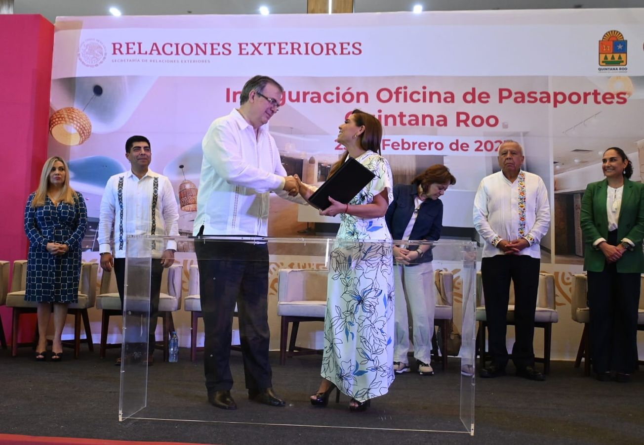 Marcelo Ebrard inaugura nueva oficina de expedición de pasaportes en Cancún.