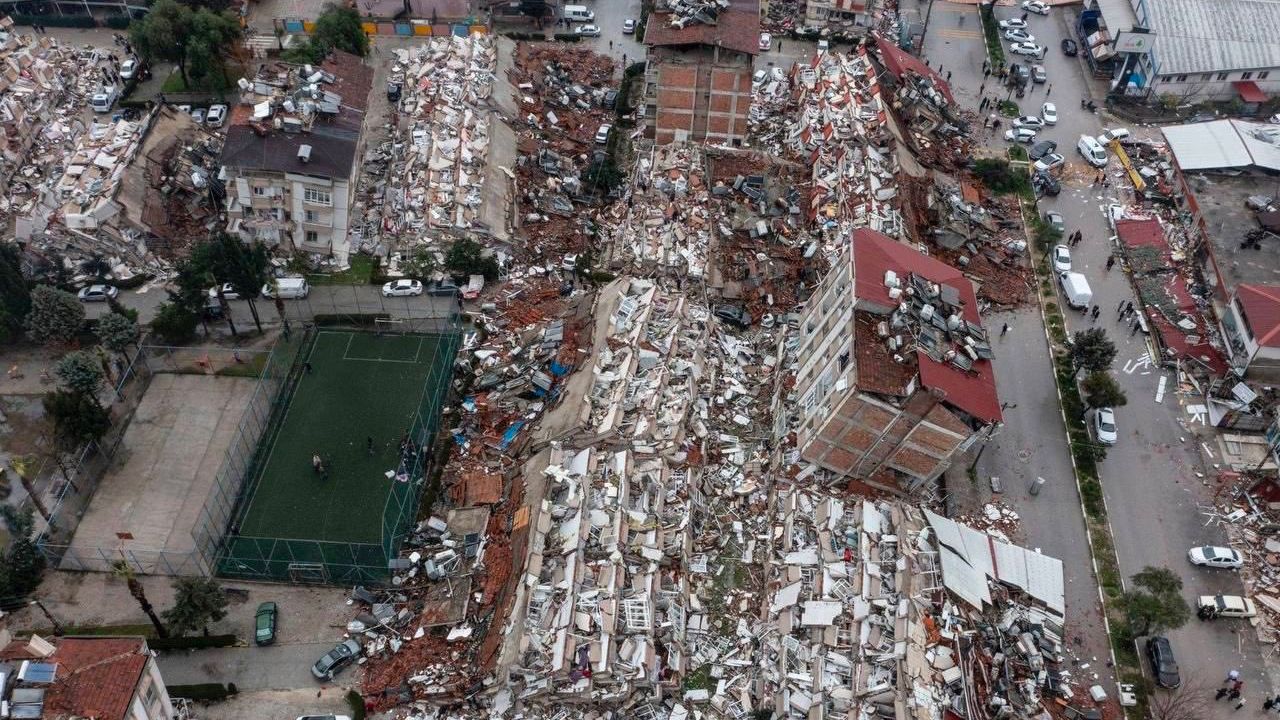 Al menos 1,500 fallecidos y 5 mil heridos hasta el momento