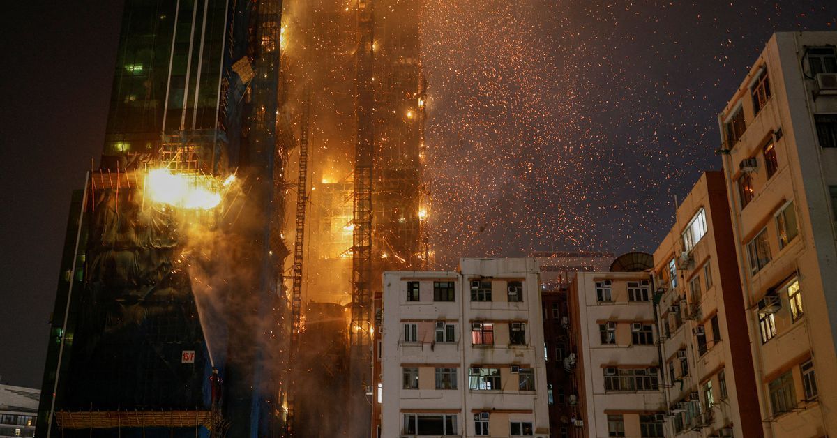 Incendio consume conocido rascacielos en Hong Kong