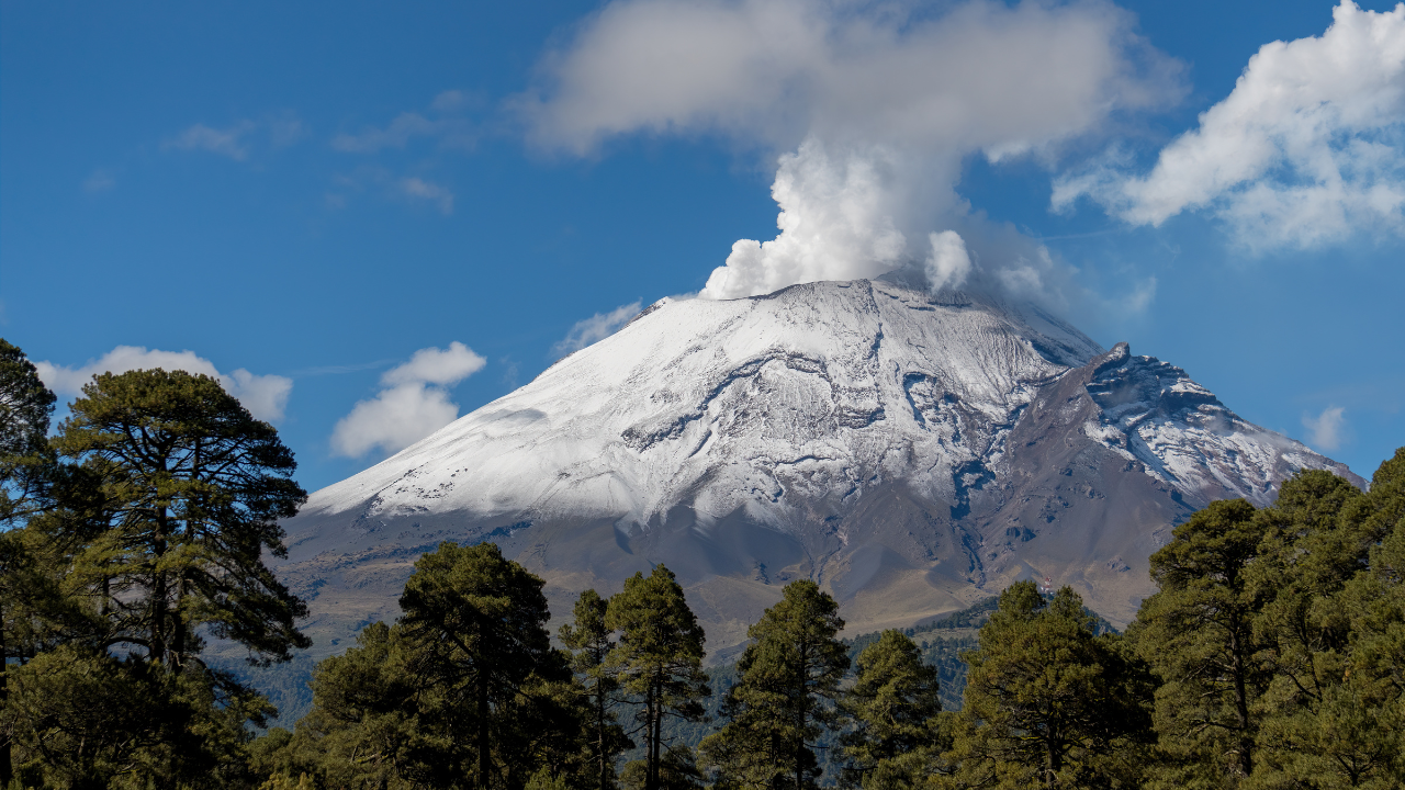 Puebla regresa a clases presenciales tras baja actividad del Volcán Popocatépetl