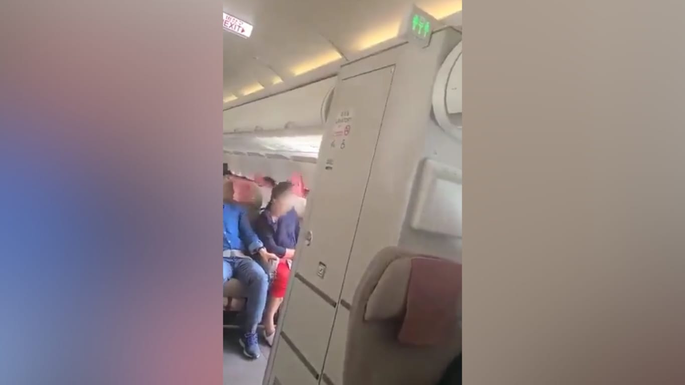 Hombre abre puerta de avión en pleno aterrizaje