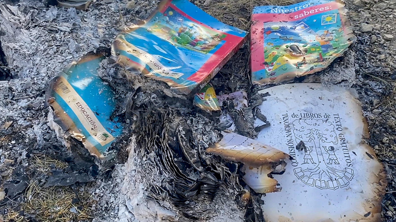 queman libros de la sep chiapas