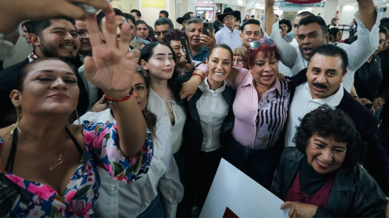 Reciben a Claudia Sheinbaum con porras en aeropuerto de Torreón
