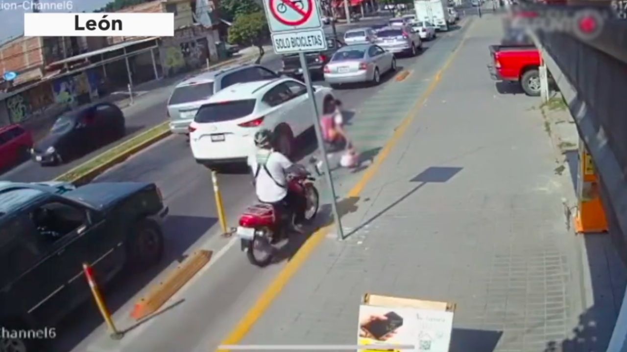 (Video) Atropella motociclista a niña y se da a la fuga