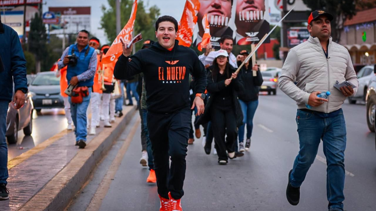 Samuel García repite estrategia de campaña y empieza con pega de calcas
