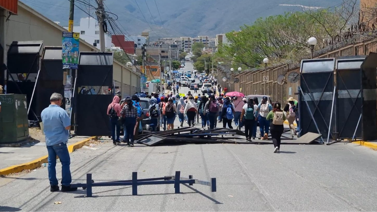 Egresados de Normales Públicas derriban muro en Palacio de Gobierno de Chilpancingo