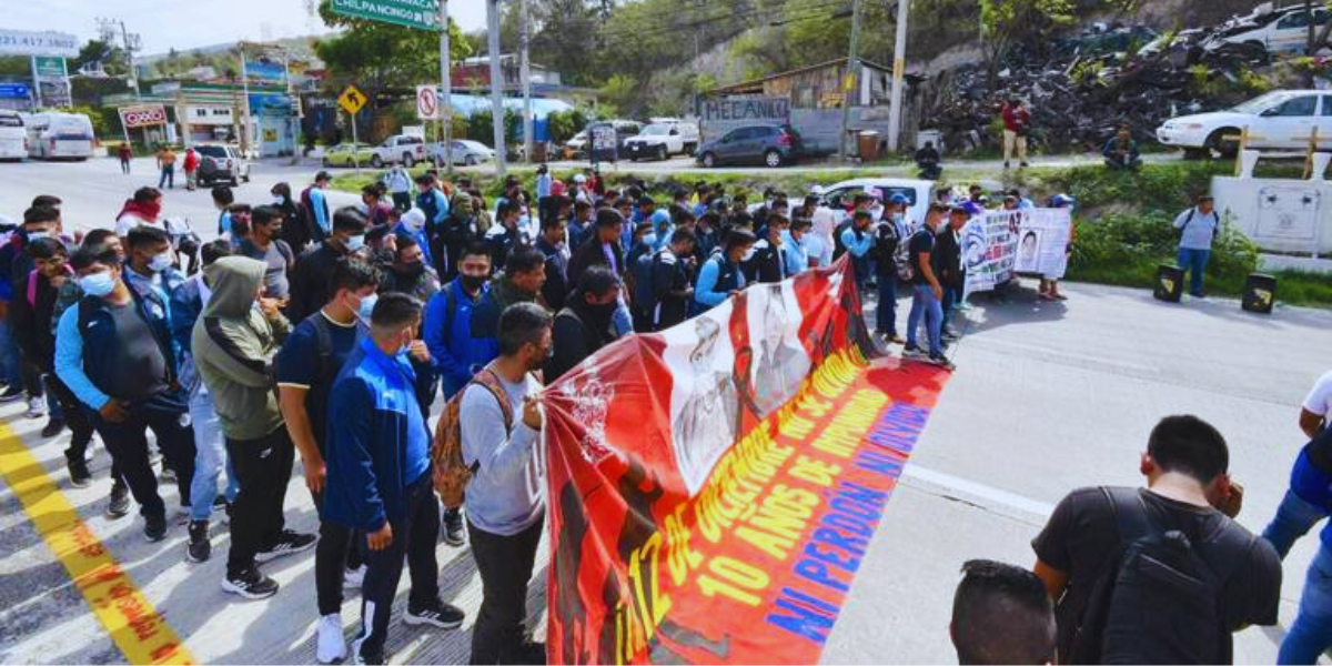 Normalistas bloquean durante dos horas la Autopista del Sol