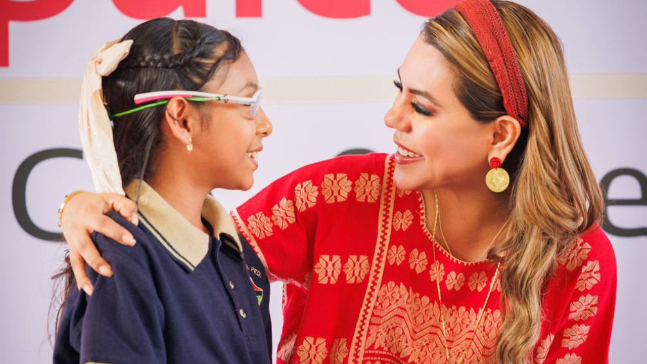 Evelyn Salgado entrega lentes a estudiantes de Acapulco y Coyuca