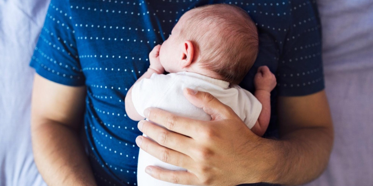 El permiso de paternidad busca la responsabilidad del hombre en la crianza.
