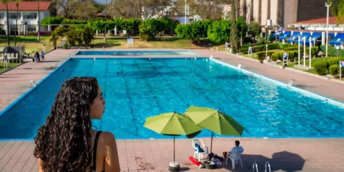 Las personas suelen gastar más agua durante vacaciones. 