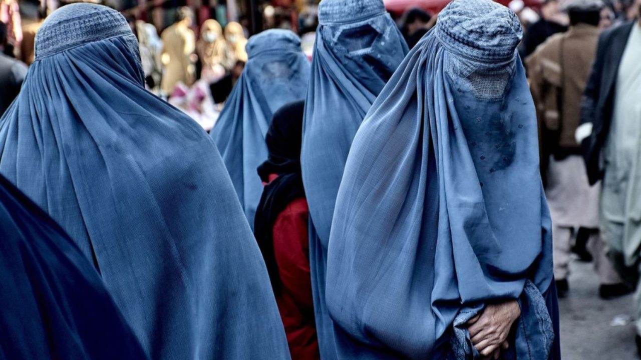 Talibanes prohíben el sonido de la voz de las mujeres en espacios públicos