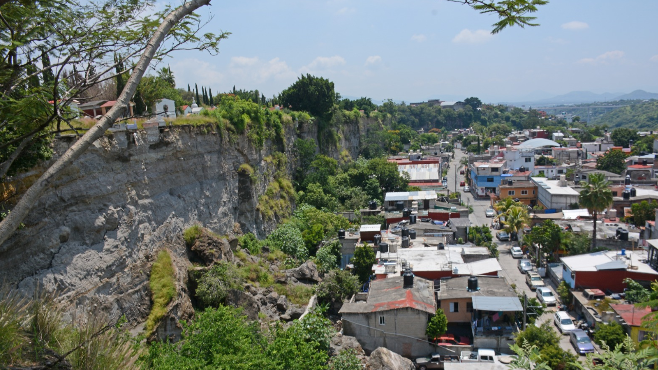 Suspenden trabajos en el talud de Los Pilares por derrumbes; 30 viviendas en riesgo