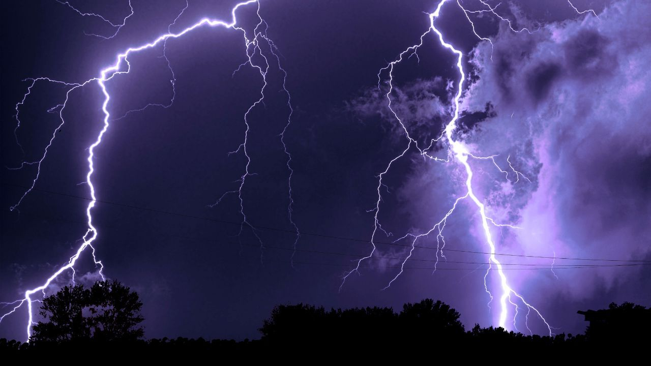 RAYO IMPACTA A DOS HOMBRES EN MICHOACÁN