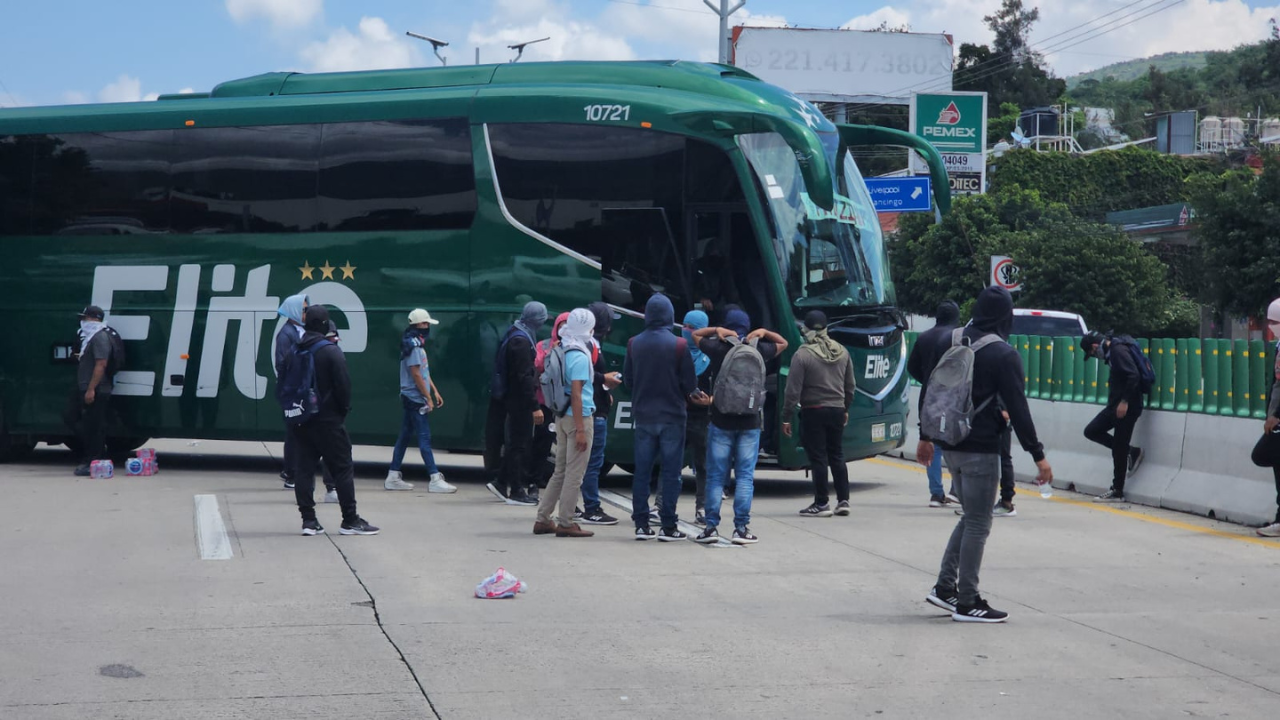 Normalistas de Ayotzinapa bloquean Autopista del Sol por más de dos horas